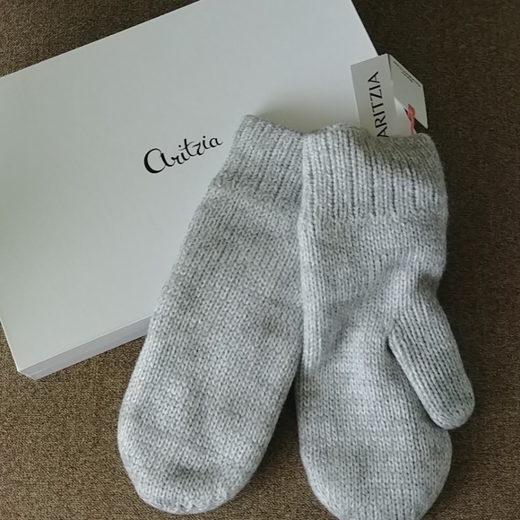 Main Character Accessories - NWT from "ARITZIA", brand "MAIN CHARACTER" mittens, grey mix with white color